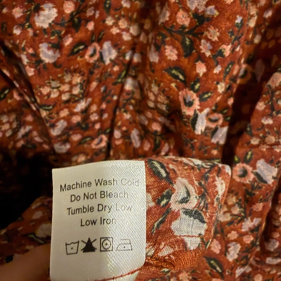 Tuckernuck Vermillion Vine Sawyer Blouse Work Floral Top
Size Large Preppy Boho - Picture 9 of 10
